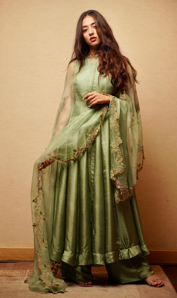 Nikeet wore a sap green suit with matching palazzo pants and a matching organza dupatta for the photoshoot