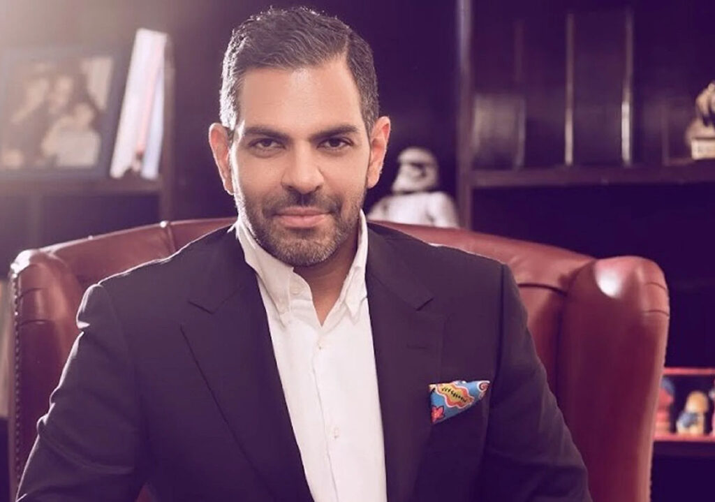 Sunjay Kapur Business मैग्नेट ने आत्मविश्वास से बैठाया, जो उन्होंने बनाया था कि वह सोना कॉमस्टार साम्राज्य को दर्शाती है।