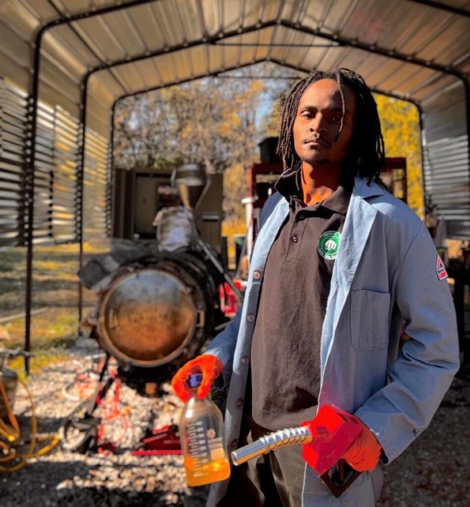 जूलियन ब्राउन प्लास्टोलिन ईंधन मशीन पर काम कर रहे हैं; जूलियन ब्राउन प्लास्टोलिन सेटअप की वायरल छवि