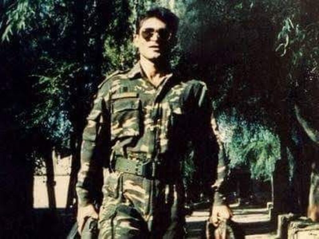 कारगिल की चट्टानों पर चढ़ने वाले सैनिक आग के नीचे