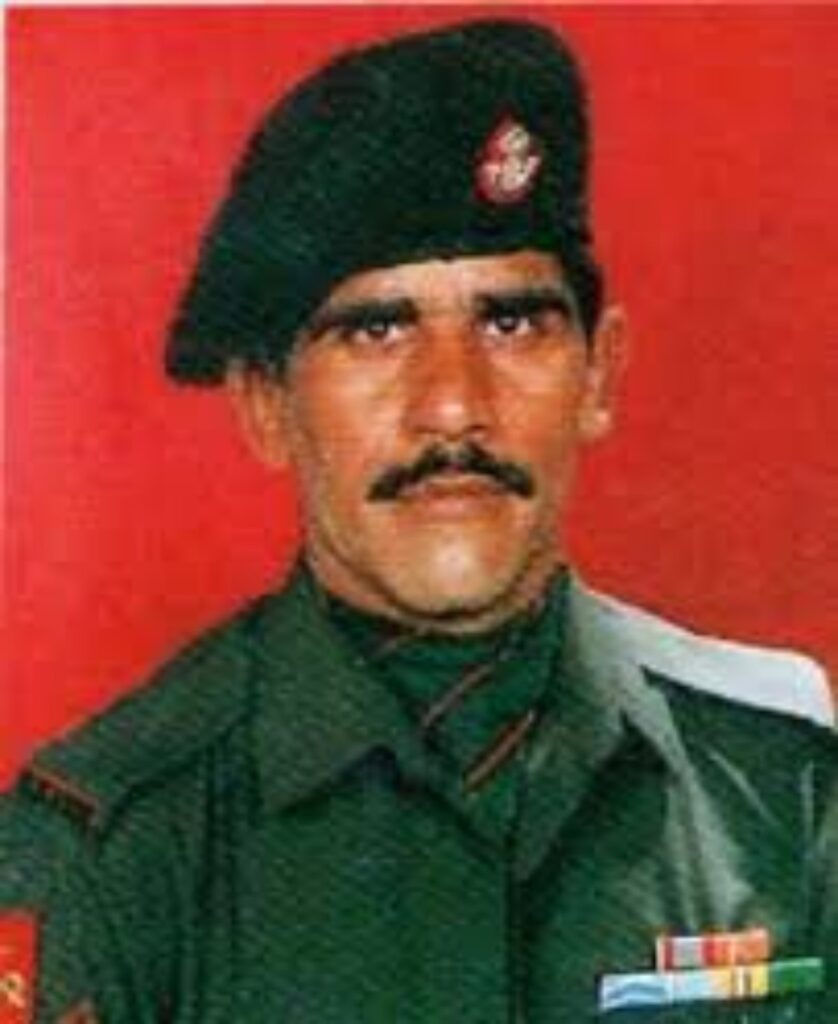 कारगिल की चट्टानों पर चढ़ने वाले सैनिक आग के नीचे