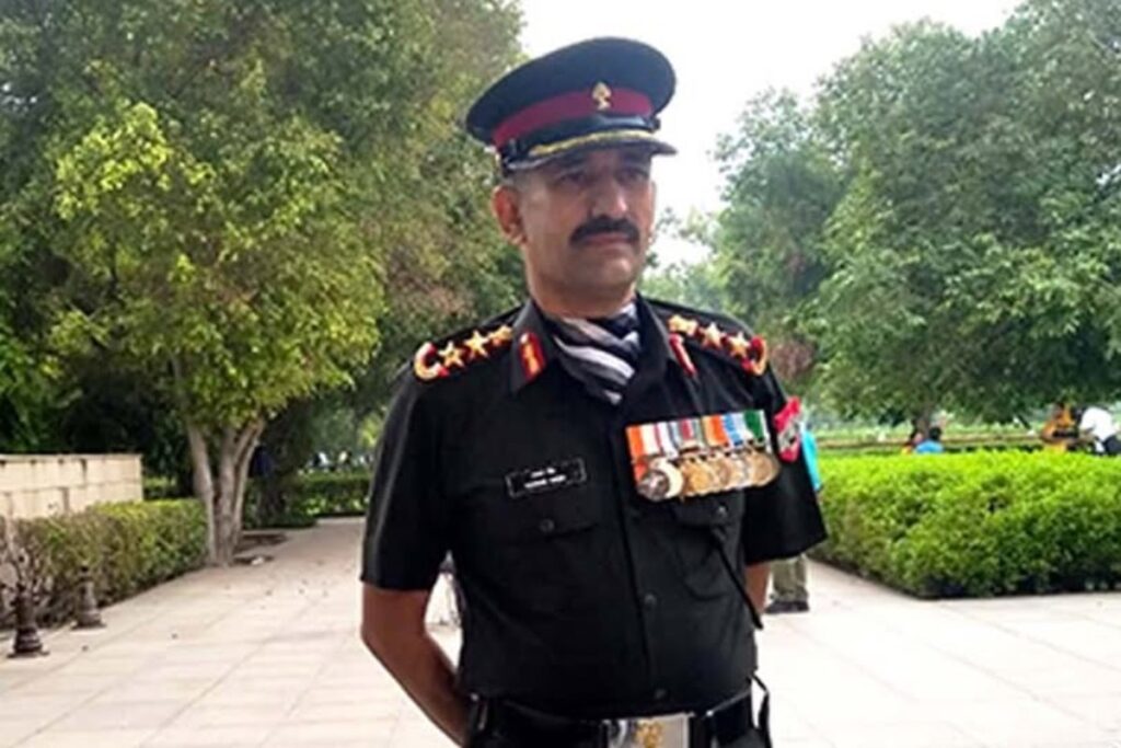 कारगिल की चट्टानों पर चढ़ने वाले सैनिक आग के नीचे