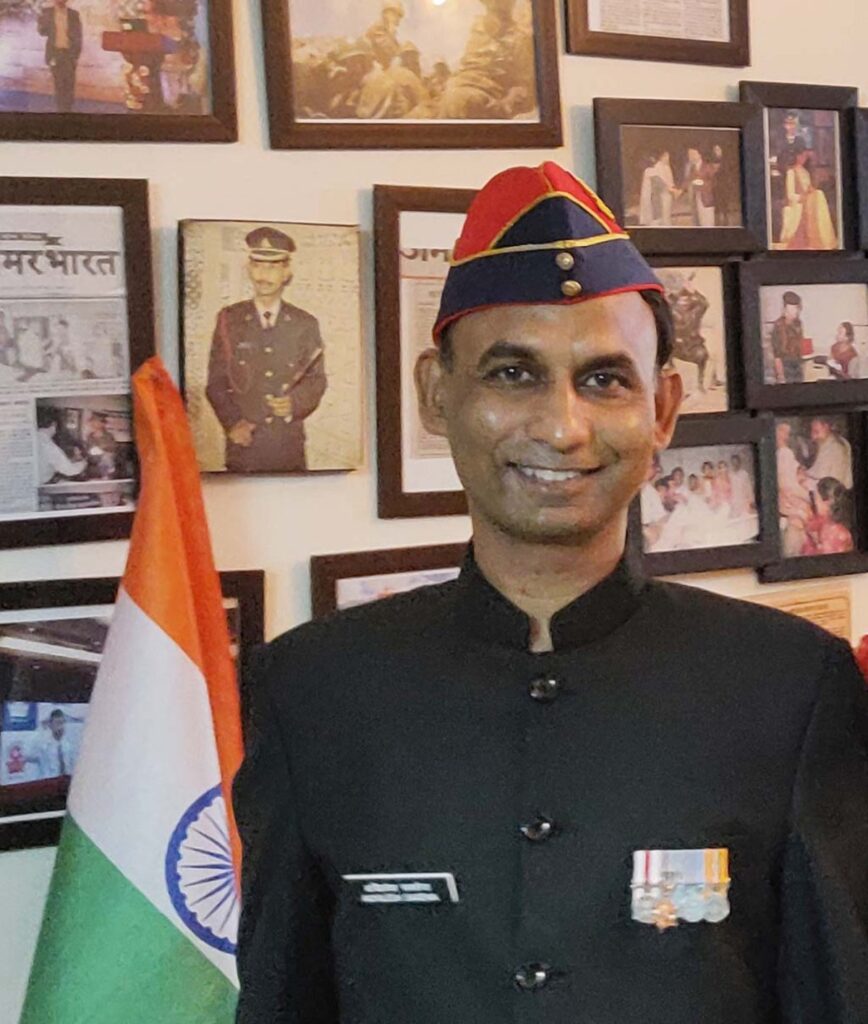 कारगिल की चट्टानों पर चढ़ने वाले सैनिक आग के नीचे