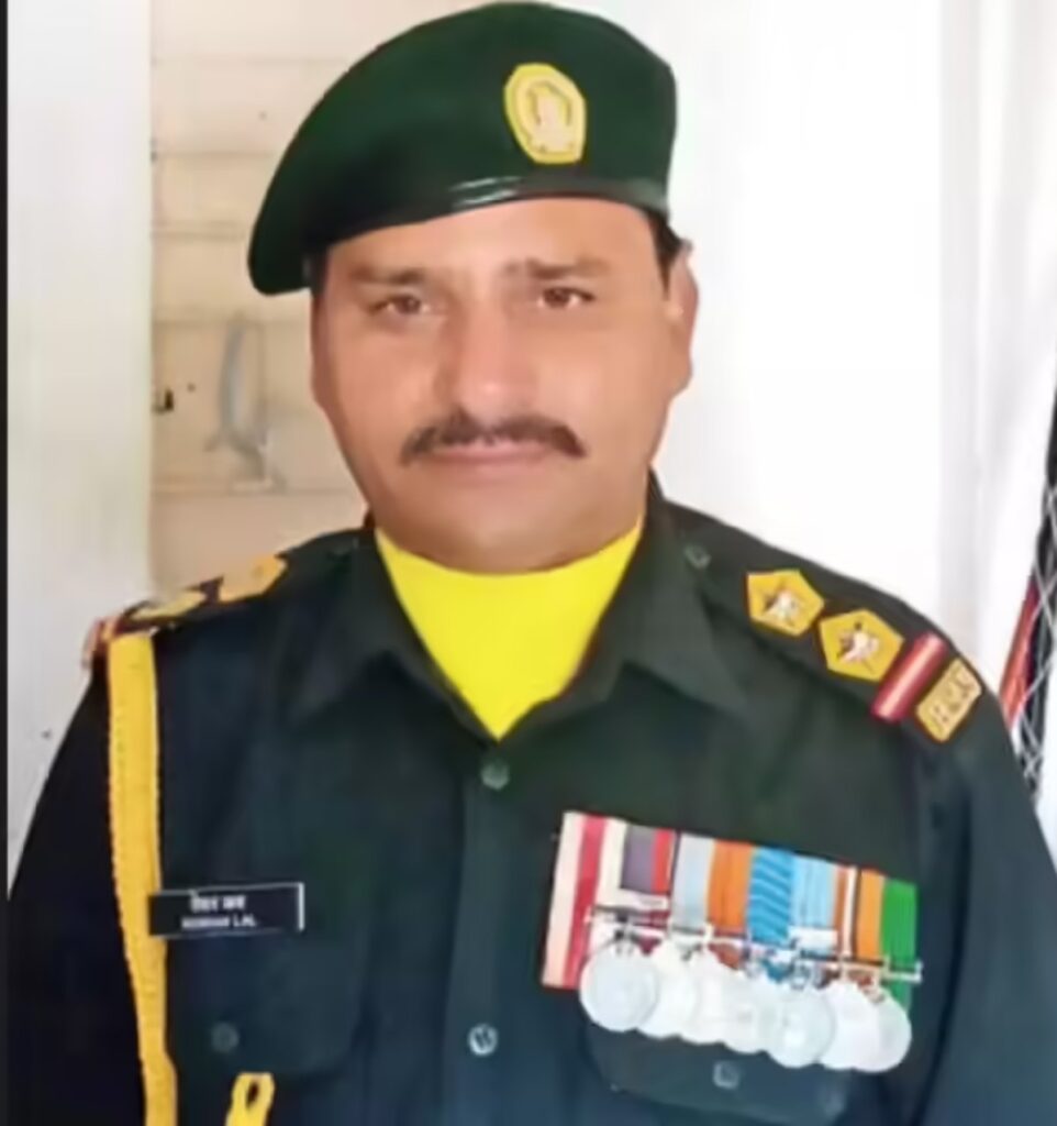 कारगिल की चट्टानों पर चढ़ने वाले सैनिक आग के नीचे