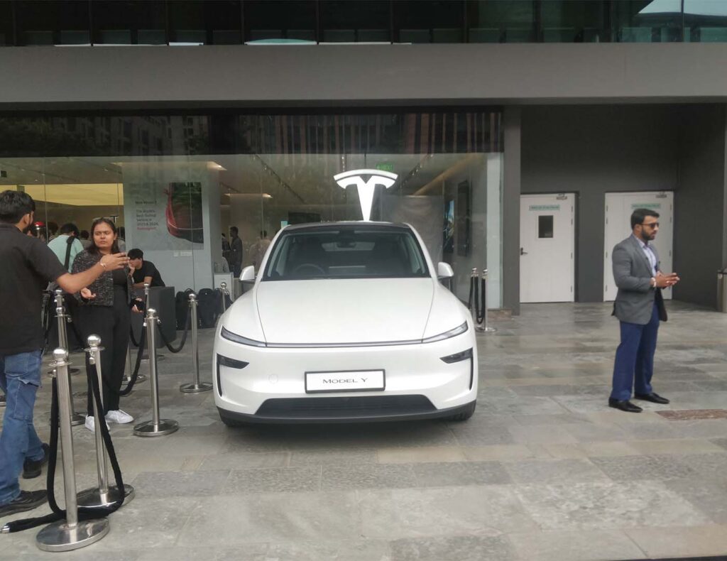 Untitled 1 3 1 टेस्ला दिल्ली शोरूम मॉडल वाई डिस्प्ले के साथ खुलता है