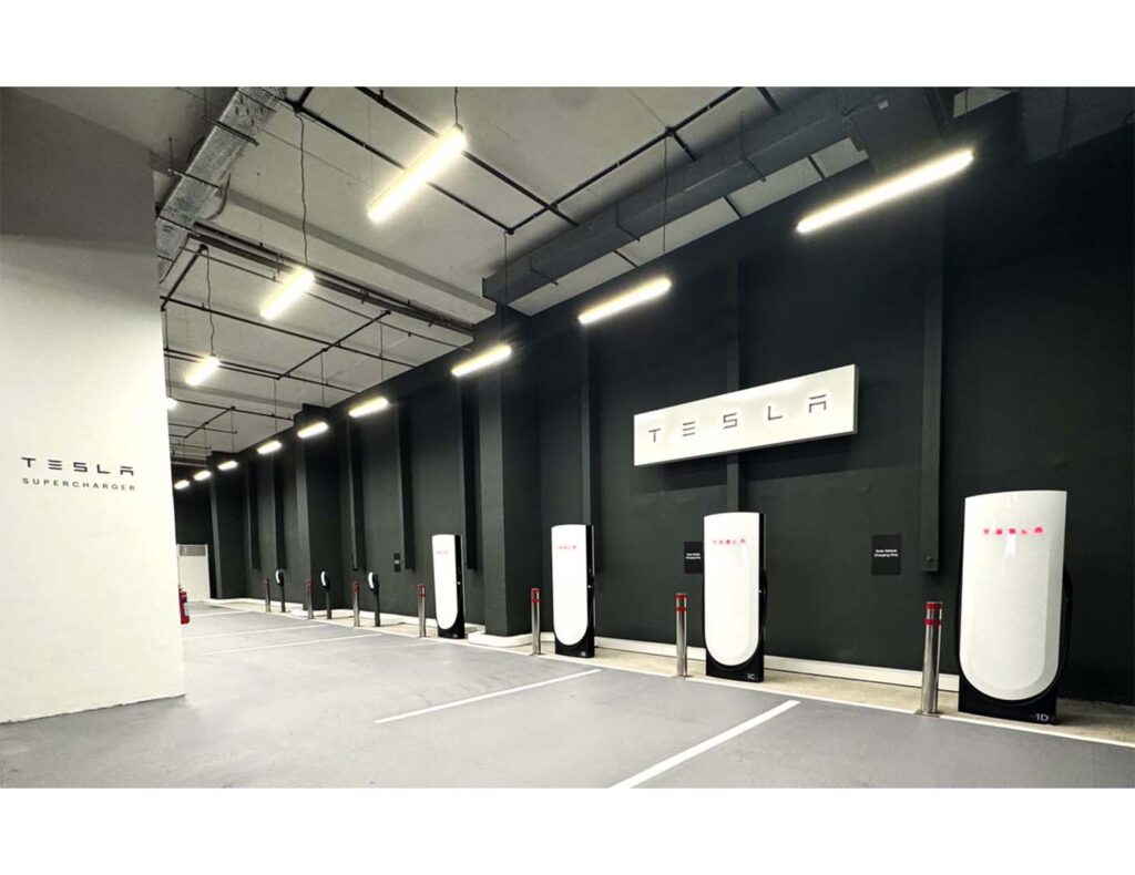 Untitled 1 3 2 टेस्ला दिल्ली शोरूम मॉडल वाई डिस्प्ले के साथ खुलता है