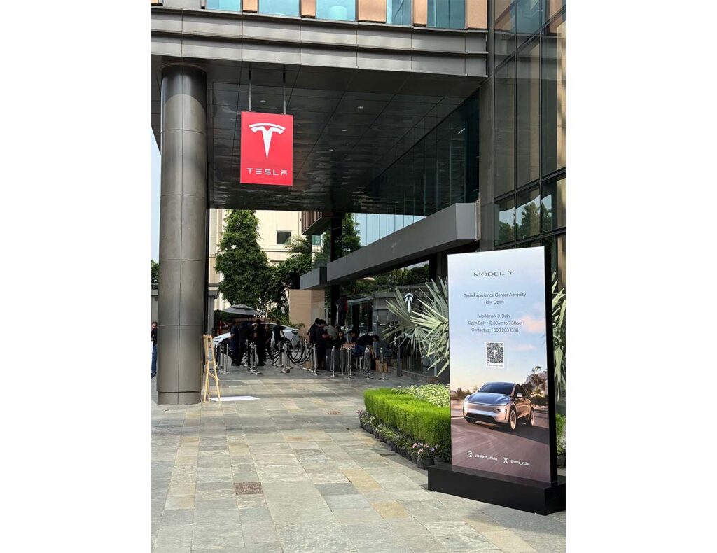 Untitled 1 3 3 टेस्ला दिल्ली शोरूम मॉडल वाई डिस्प्ले के साथ खुलता है