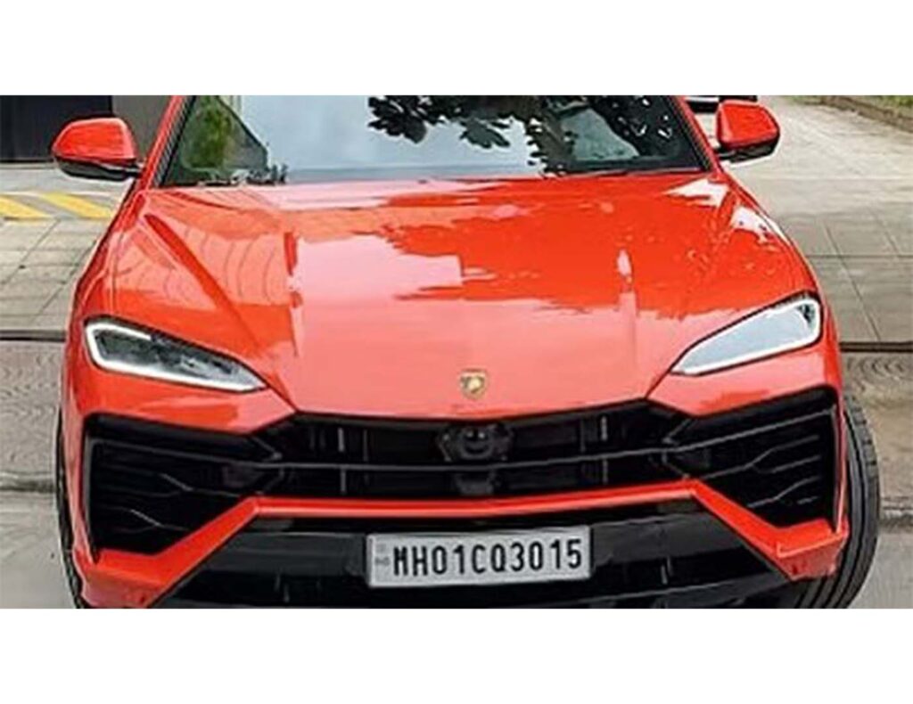 3015 प्लेट के साथ रोहित शर्मा की लाल लेम्बोर्गिनी उरस, अपने बच्चों को समर्पित है