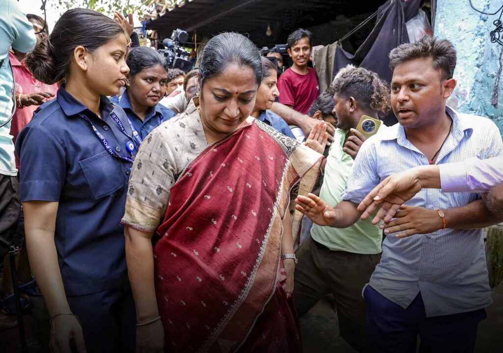 दिल्ली सीएम रेखा गुप्ता ने जान्सुनवाई में थप्पड़ मारा 1 दिल्ली सीएम रेखा गुप्ता ने जनसुनवाई सार्वजनिक सुनवाई के दौरान निवास पर थप्पड़ मारा