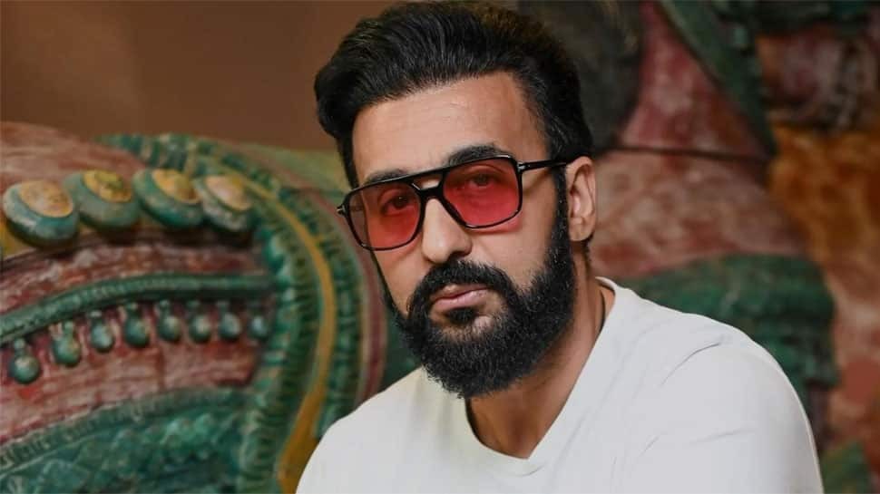 बिग बॉस 19 प्रतियोगी पुरब झा, अपूर्व मुखीजा, श्री फैसू 2025 लॉन्च से पहले मीडिया के लिए पोज़िंग