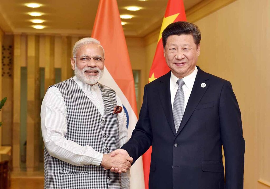 पीएम मोदी और शी जिनपिंग के आगे एससीओ शिखर सम्मेलन के दौरान पीएम मोदी चीन के दौरान 2025