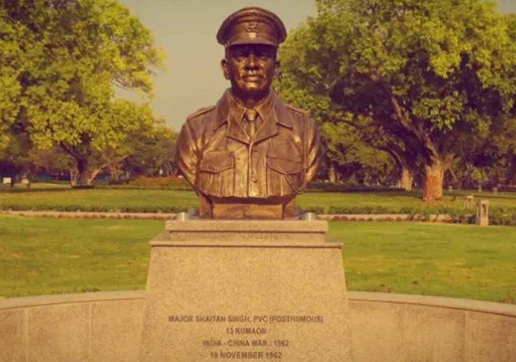 रेजंग ला बैटलफील्ड जहां मेजर शैटन सिंह ने लड़ाई की और गिर गया; उनके सम्मान में स्मारक