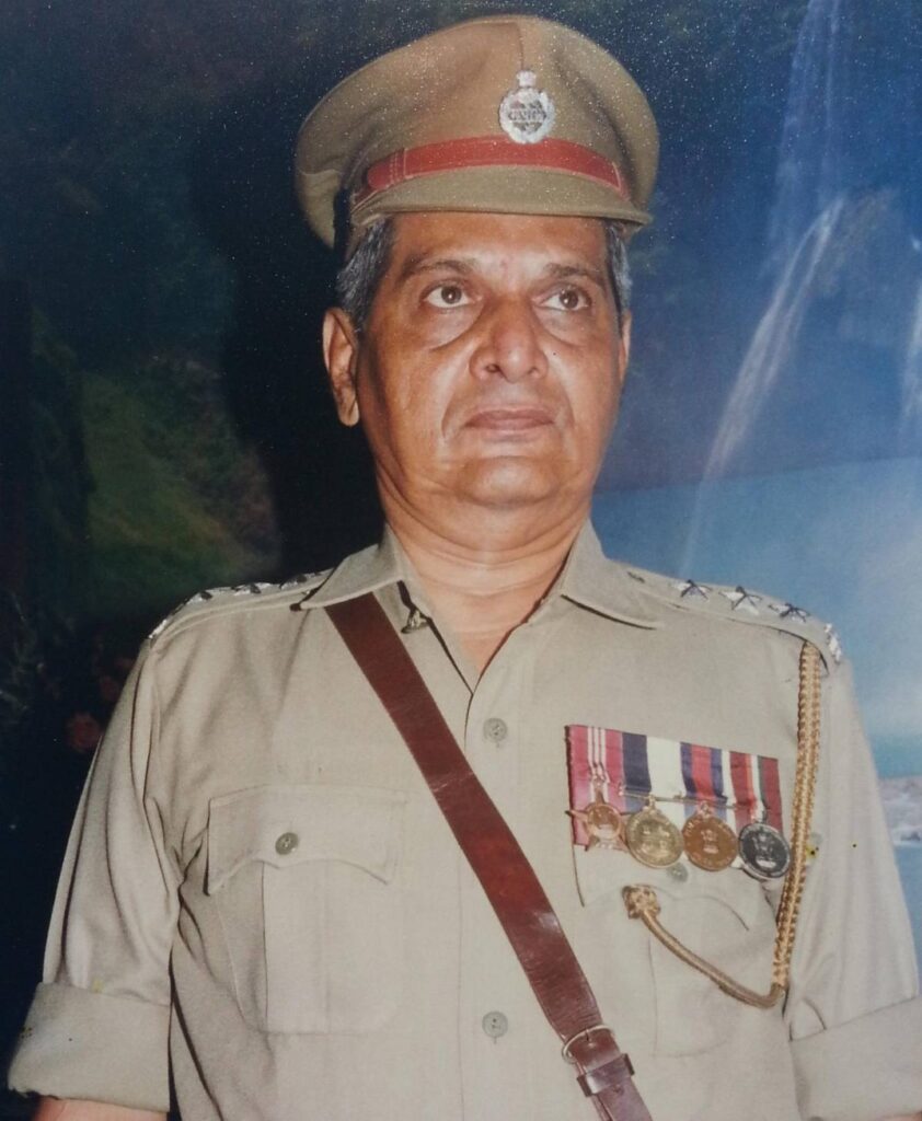 इंस्पेक्टर Zende Netflix फिल्म का दृश्य वास्तविक जीवन से प्रेरित मुंबई के पुलिस वाले मधुकर Zende ने चार्ल्स सोबराज को गिरफ्तार किया