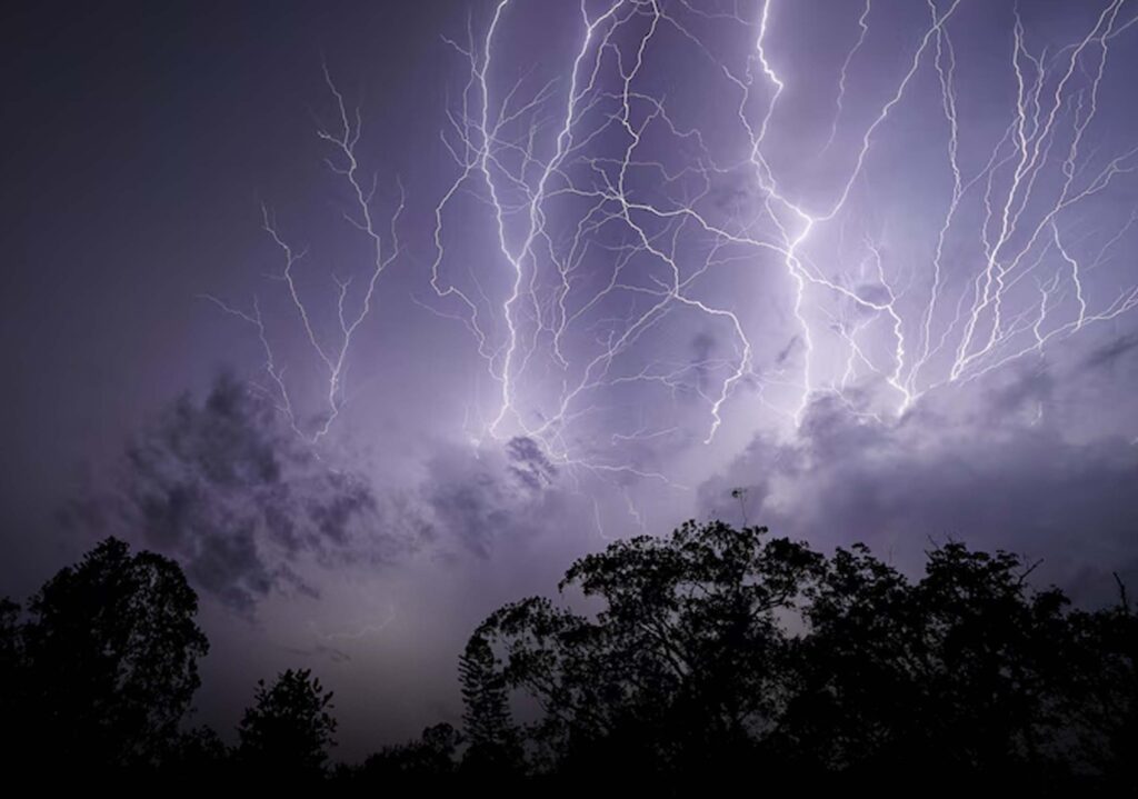 कई अमेरिकी राज्यों में 829 किमी की दूरी पर लाइटनिंग मेगाफ्लैश स्ट्रेचिंग मेगफ्लैश लाइटनिंग इवेंट 7.39 सेकंड तक कई हमलों के साथ।