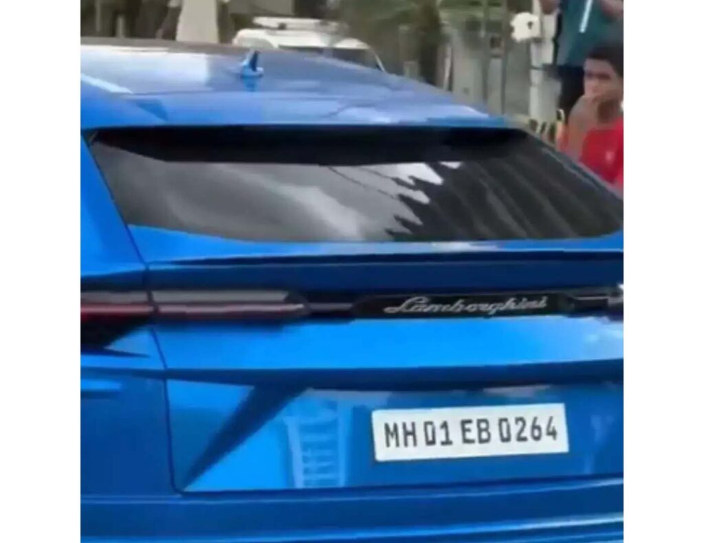 3015 प्लेट के साथ रोहित शर्मा की लाल लेम्बोर्गिनी उरस, अपने बच्चों को समर्पित है