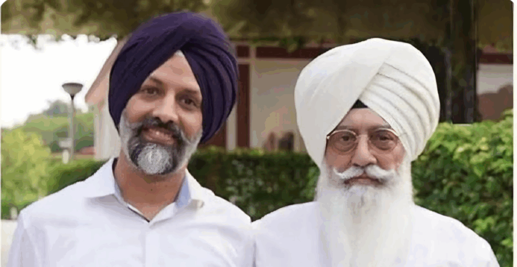 राधा सोमी सत्संग ब्यासों की बाढ़ राहत पंजाब पीड़ितों के लिए दरवाजे खोलती है 3 राधा सोमी सत्संग ब्यास बाढ़ राहत स्वयंसेवक पंजाब में खाद्य पैकेट वितरित कर रहे हैं