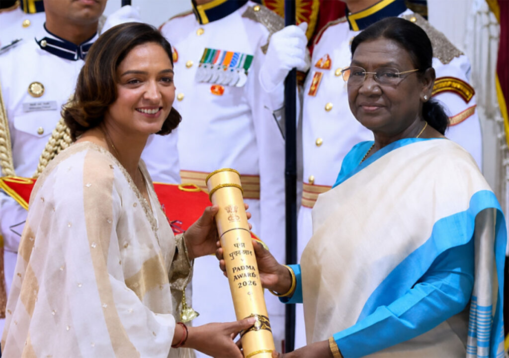 Harmanpreet Kaur receiving Padma Shri award at Rashtrapati Bhavan ceremony